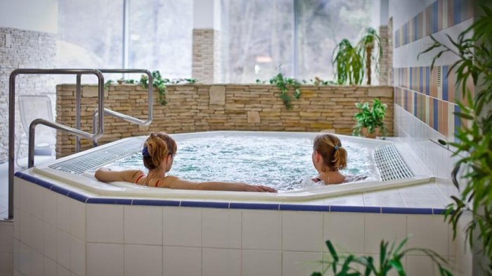 Príjemný relax a romantika v kúpeľoch s masážou a vstupom do bazéna a sáun