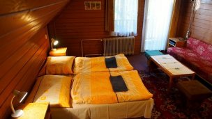 Izba č. 9 na poschodí so 4 lôžkami, 1 prístelkou, TV/SAT, samostatnou kúpeľňou s WC a balkónom Izba č. 9 na poschodí so 4 lôžkami, 1 prístelkou, TV/SAT, samostatnou kúpeľňou s WC a balkónom